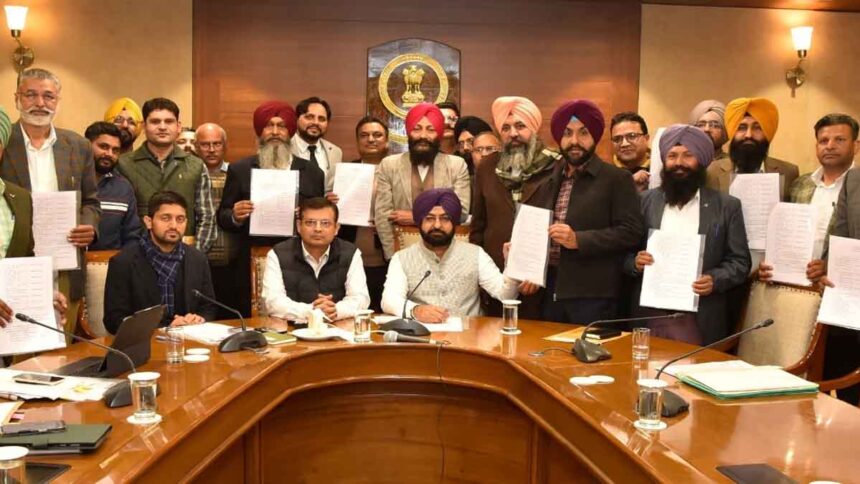 Punjab News: मंत्री हरदीप मुंडियां ने नायब तहसीलदार के रूप में पदोन्नत हुए 16 अधिकारियों को सौंपे पदोन्नति पत्र