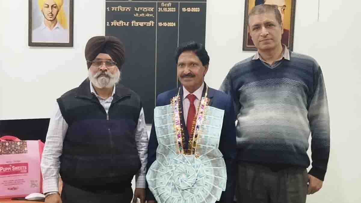 Punjab News: नगर निगम के असिस्टेंट कमिश्नर अजय शर्मा 27 साल की सेवा के बाद सेवानिवृत्त