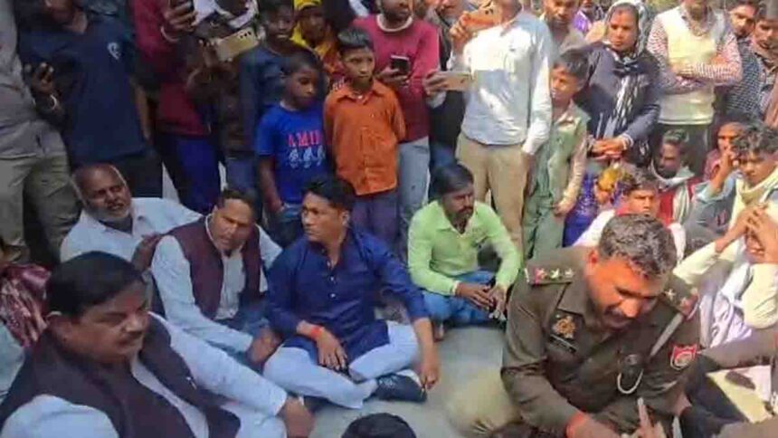 BJP MLA Gyan Tiwari Protest