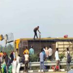 एक्सप्रेस-वे पर पलटी यात्रियों से भरी डबल डेकर बस