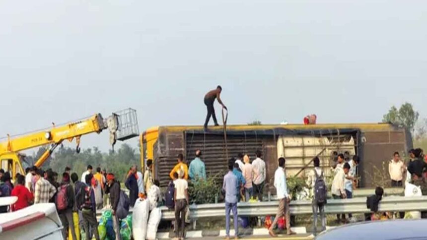 एक्सप्रेस-वे पर पलटी यात्रियों से भरी डबल डेकर बस