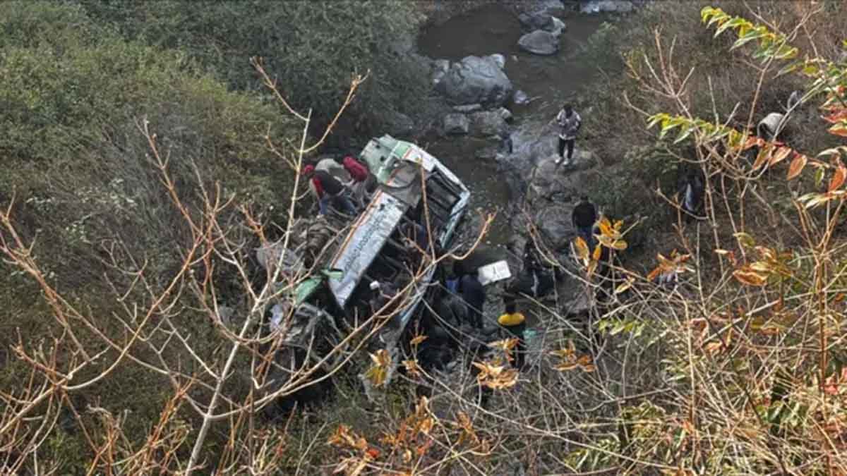 Bus Accident: यात्रियों से भरी बस गहरी खाई में गिरी, कई लोगों की मौत