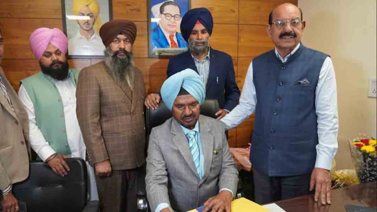 Punjab: गुरचरन सिंह ने कैबिनेट मंत्रियों की उपस्थिति में PESCO के चेयरमैन का संभाला पद