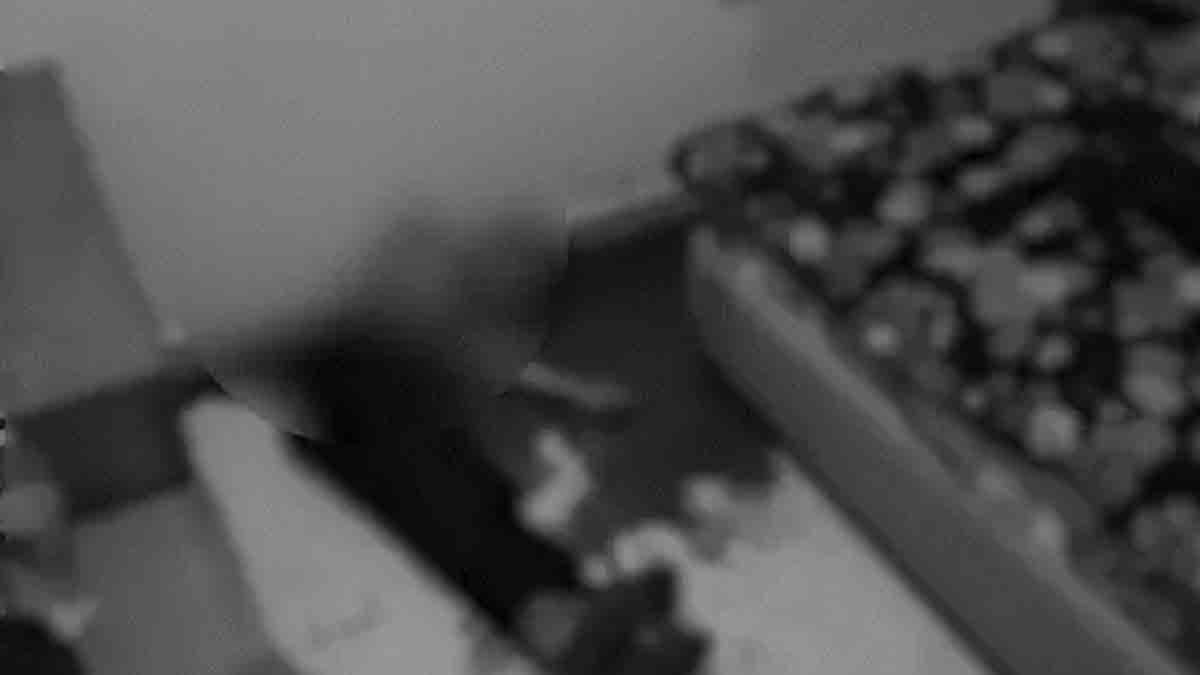 Hotel Murder Girl Neck Cut Eyebandage