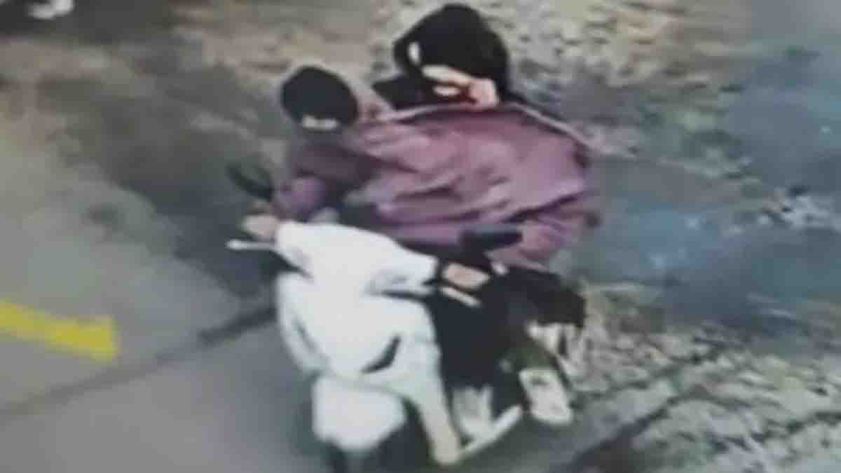 AAP नेता लक्की ओबेरॉय को गोली मारने वाले हमलावरों की CCTV फुटेज।