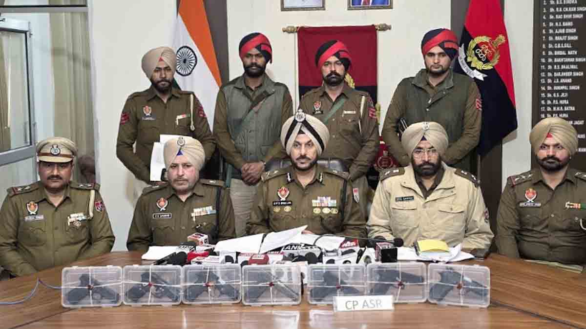 Punjab: सरहद पार से चल रहे हथियार तस्करी नेटवर्क के दो गुर्गे काबू, पिस्तौले बरामद