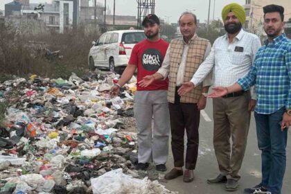 Rajinder Beri demanded Mayor clean main road in Ward No. 22