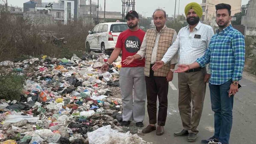 Rajinder Beri demanded Mayor clean main road in Ward No. 22
