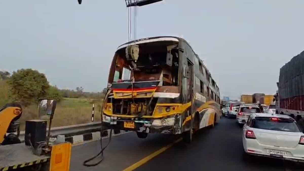 एक्सप्रेस-वे पर पलटी यात्रियों से भरी डबल डेकर बस