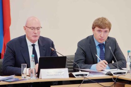 फेस्टिवल के बारे में जानकारी देते हुए दमित्री चेर्निशेंको और फ़ेस्टिवल आयोजन कमेटी के कार्यकारी सचिव ग्रिगोरी गुरोव