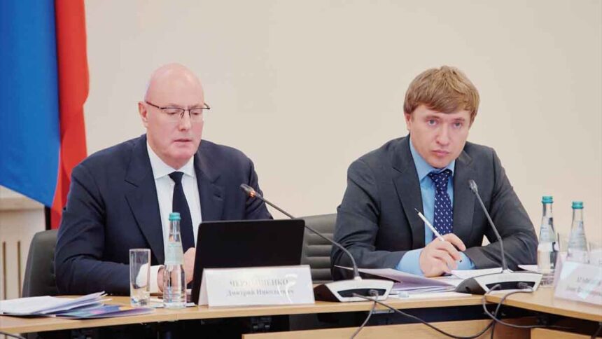 फेस्टिवल के बारे में जानकारी देते हुए दमित्री चेर्निशेंको और फ़ेस्टिवल आयोजन कमेटी के कार्यकारी सचिव ग्रिगोरी गुरोव