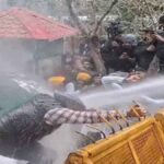 पुलिस और AAP नेता-वर्कर भिड़े