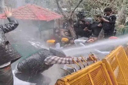 पुलिस और AAP नेता-वर्कर भिड़े