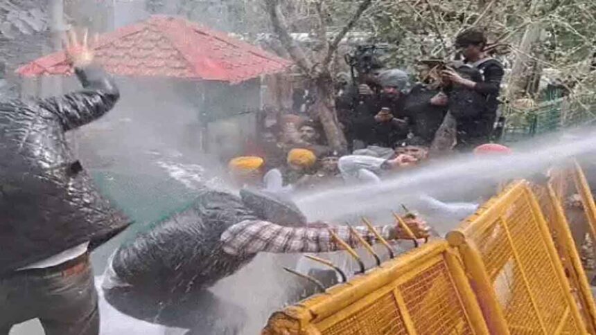 पुलिस और AAP नेता-वर्कर भिड़े