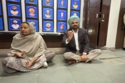 Punjab News: SP ऑफिस के बाहर धरने पर बैठा मूसेवाला का परिवार, जाने क्या है मामला