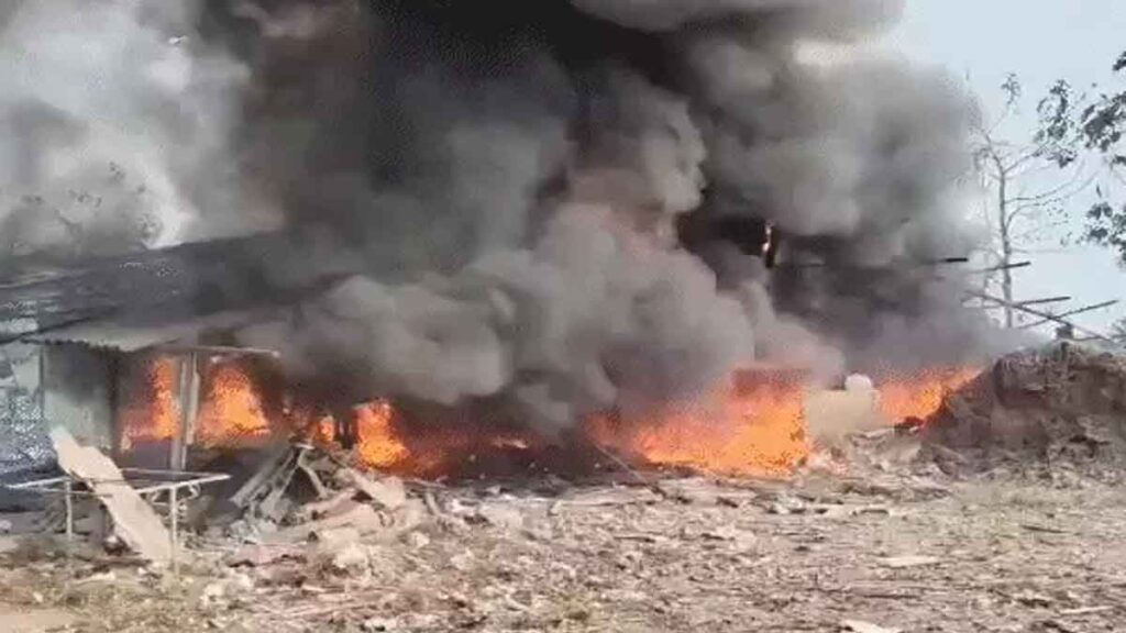 Andhra Pradesh Factory Blast: पटाखा फैक्ट्री में बड़ा धमाका,18 लोगों की मौत और कई गंभीर घायल Andhra Pradesh Factory Blast: पटाखा फैक्ट्री में बड़ा धमाका,18 लोगों की मौत और कई गंभीर घायल