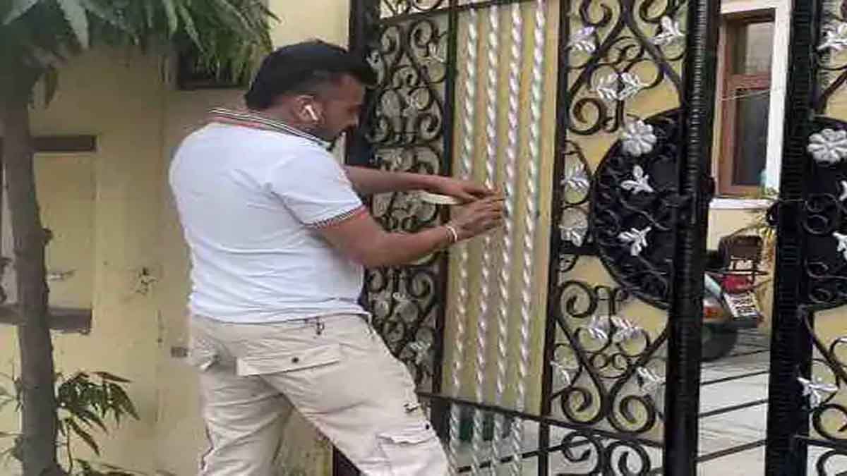 फोरेंसिक टीम जांच करते हुए