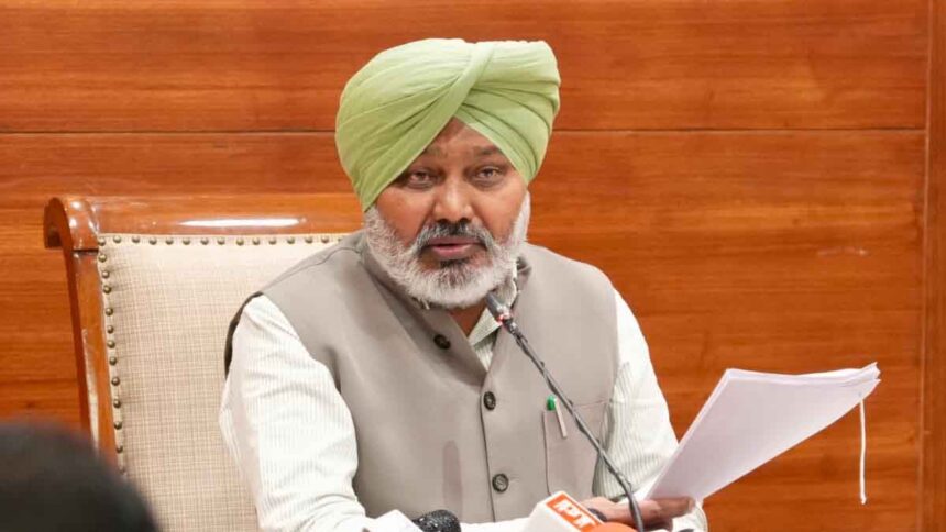 Punjab News: पंजाब में टैक्स चोरी पर बड़ी कार्रवाई, 1.5 करोड़ रुपये का अनअकाउंटेड स्टॉक जब्त