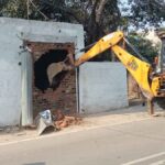 जालंधर के पूर्व विधायक की दुकान पर नगर निगम का चला बुलडोजर