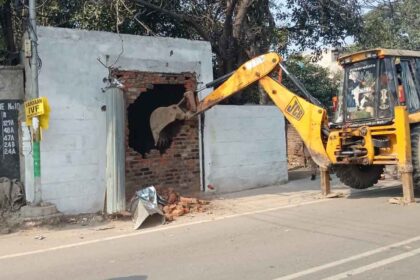 जालंधर के पूर्व विधायक की दुकान पर नगर निगम का चला बुलडोजर