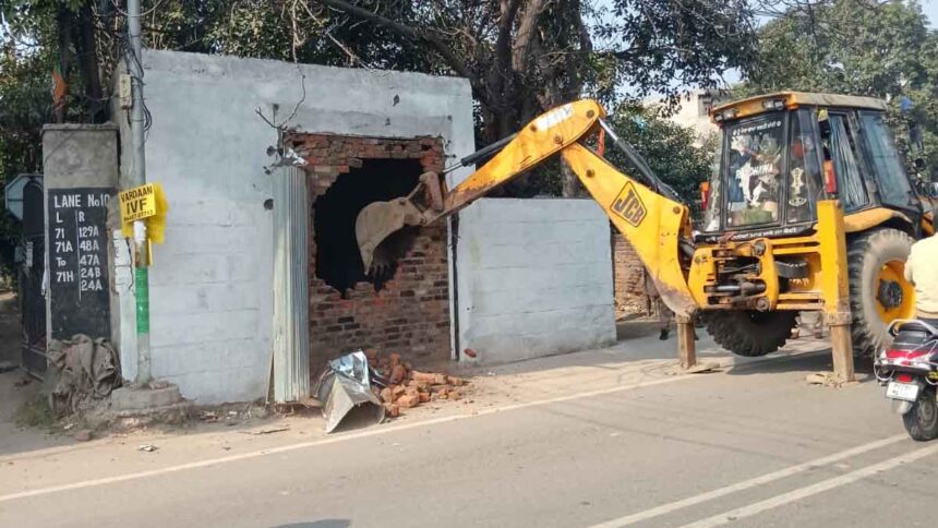 जालंधर के पूर्व विधायक की दुकान पर नगर निगम का चला बुलडोजर