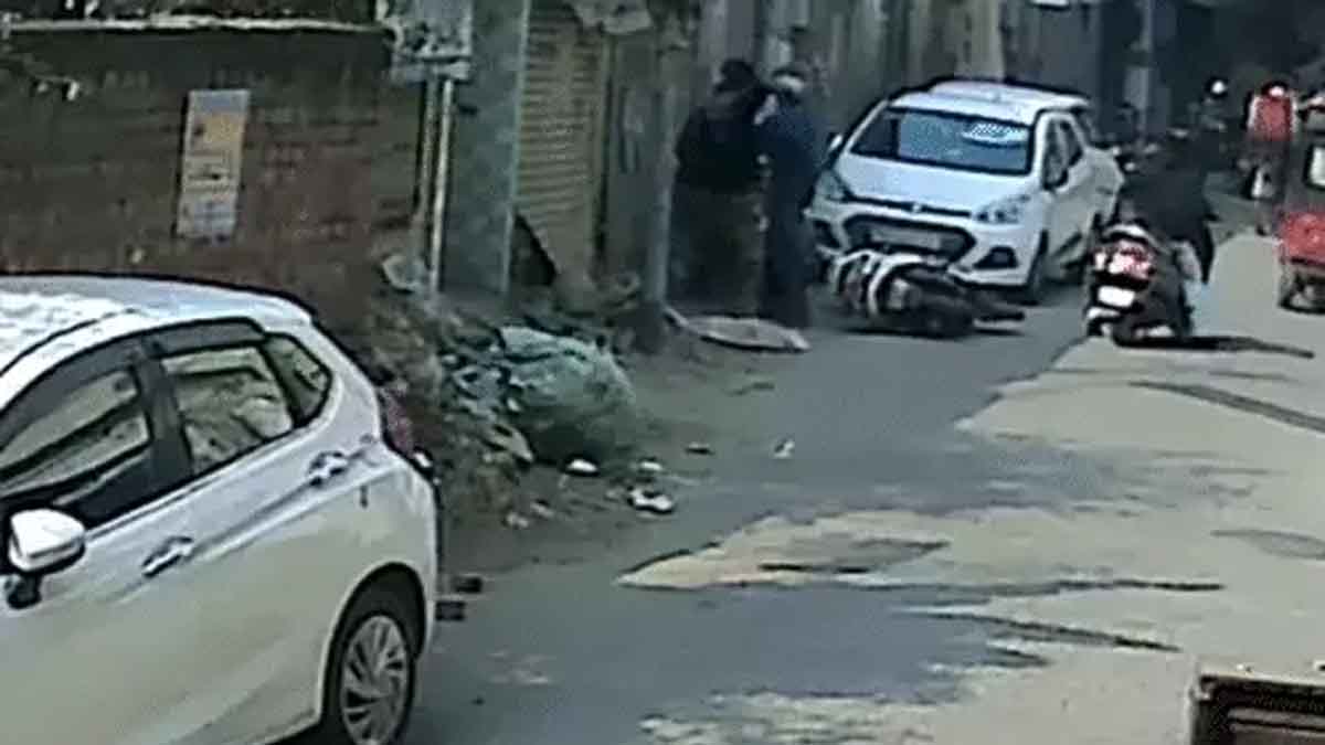 दिनदहाड़े कारोबारी से लूट