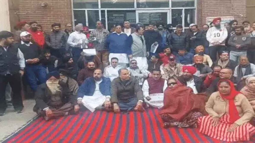 कांग्रेस कार्यकर्ताओं ने घेरा नगर निगम दफ्तर