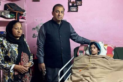 Jalandhar News: गरीब परिवार को मुख्यमंत्री सेहत योजना के तहत 10 लाख रुपये तक का स्वास्थ्य बीमा कार्ड जारी