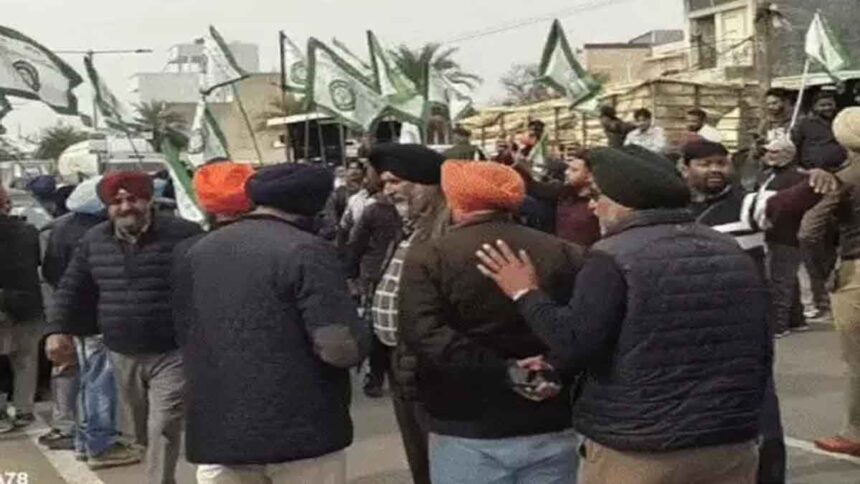 पुलिस ने किसानों को हाईवे जाम से रोका