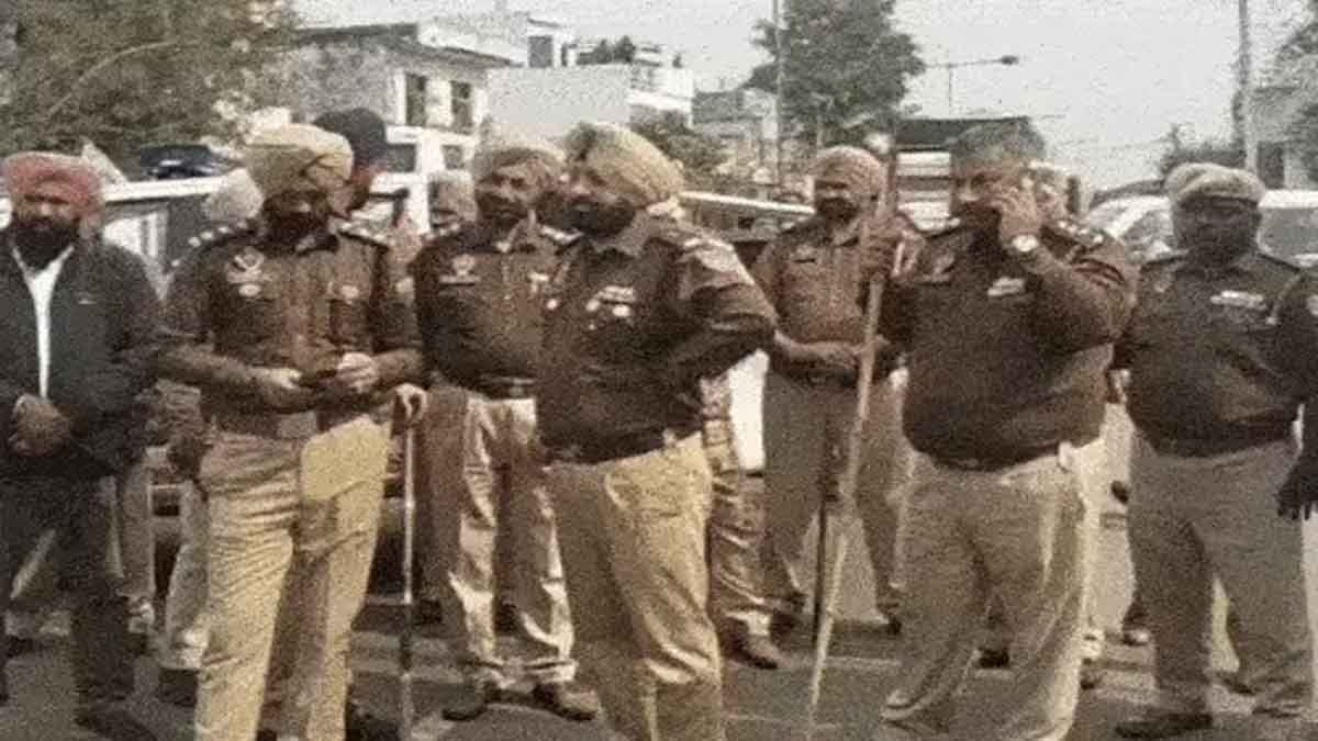 पुलिस ने किसानों को हाईवे जाम से रोका