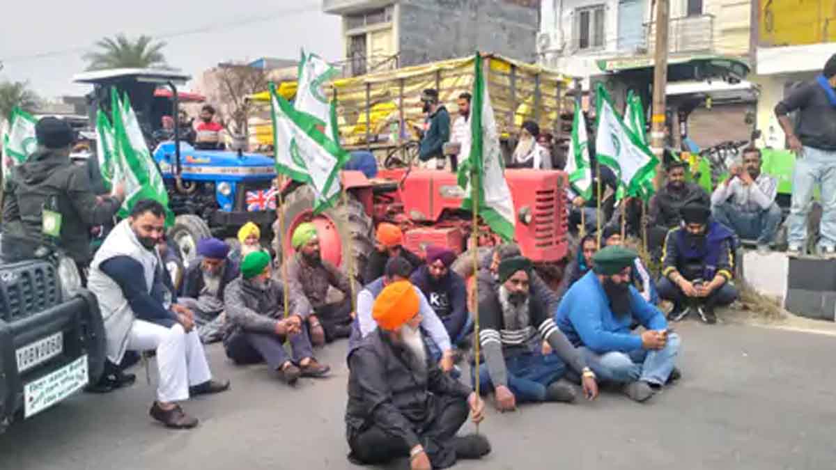 पुलिस ने किसानों को हाईवे जाम से रोका