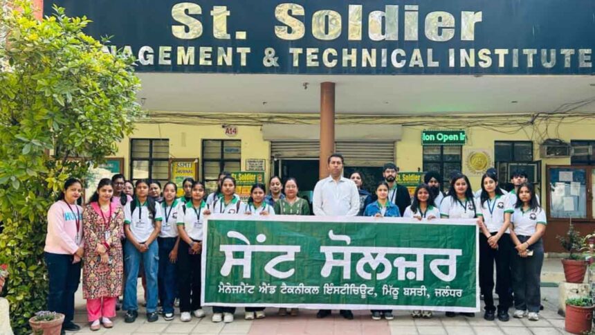 छात्रों ने पुष्पा गुजराल साइंस सिटी का दौरा किया