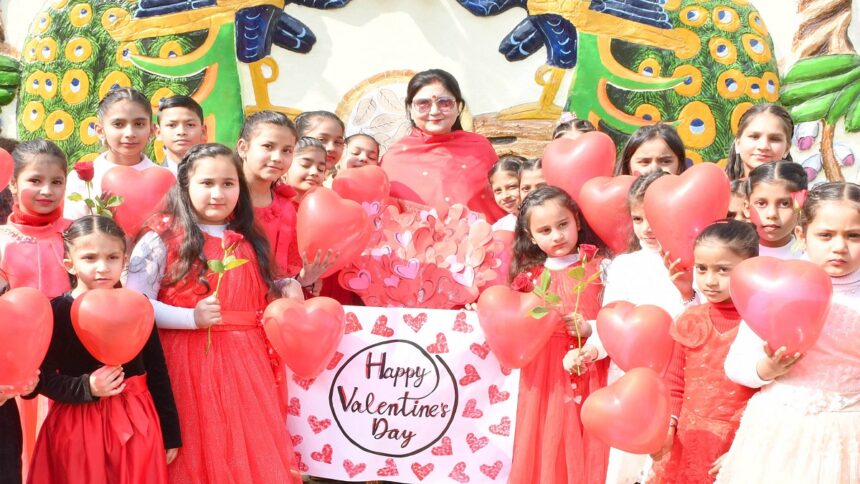 St Soldier News: सेंट सोल्जर के मुख्य कार्यालय में 'मातृ पित्र पूजन' को स्कूल छात्रों के साथ मनाया