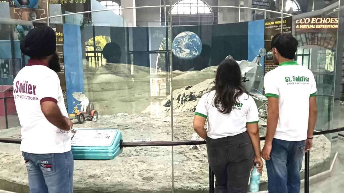 छात्रों ने पुष्पा गुजराल साइंस सिटी कादौरा किया