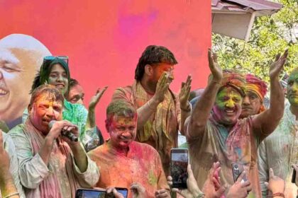 Holi Celebration: दीपक बाली ने अरविंद केजरीवाल और मनीष सिसोदिया ने साथ मनाई होली