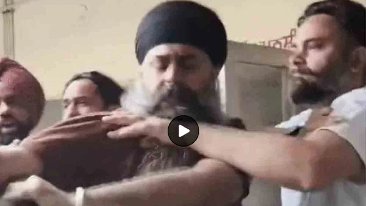 थाने में एक-दूसरे को थप्पड़-मुक्के मार हाथापाई होते दो पक्ष।