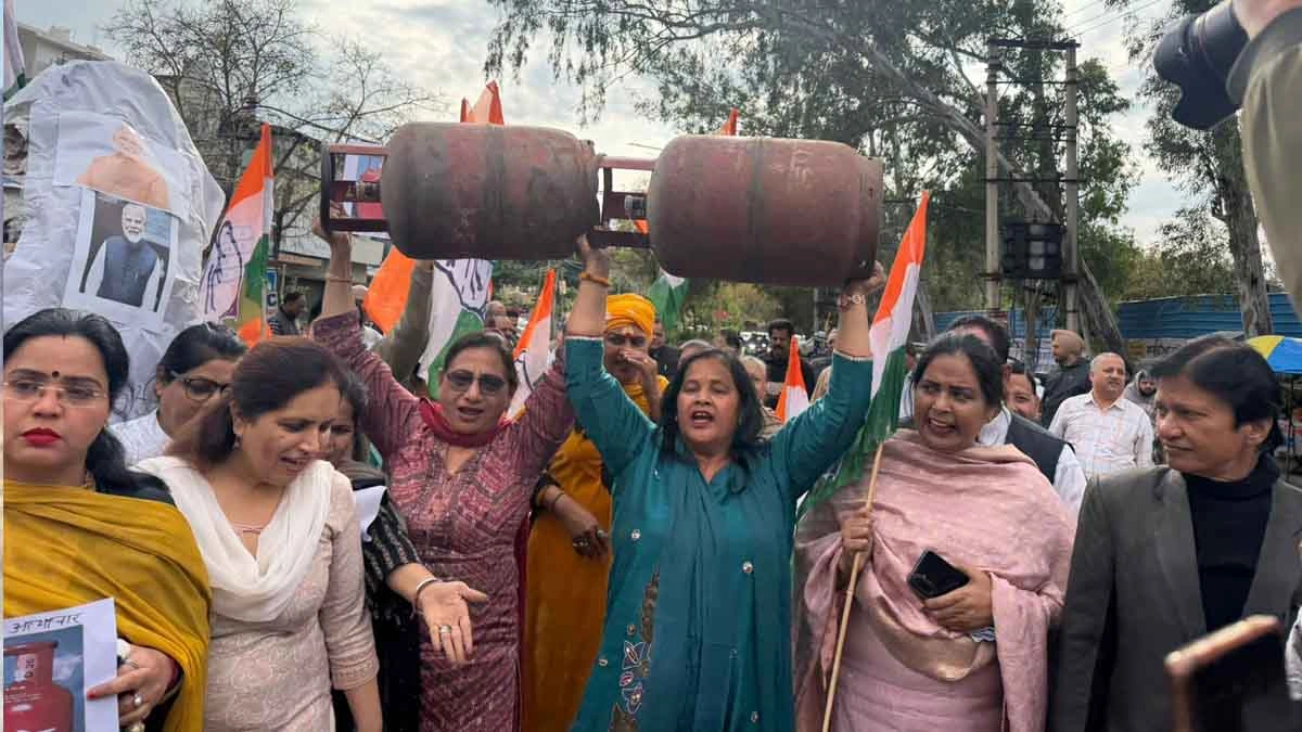 Jalandhar News: जालंधर में एलपीजी गैस को लेकर कांग्रेस ने किया विरोध प्रदर्शन, राजिंदर बेरी की अगुवाई में सड़कों पर उतरी महिलाएं