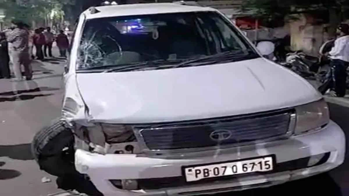 तेज रफ्तार सफारी ने बाइक सवारों को कुचला