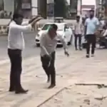 agra-nagar-nigam-cleaning-worker-senitary-inspector-fight-video-viral
