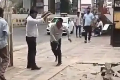 agra-nagar-nigam-cleaning-worker-senitary-inspector-fight-video-viral