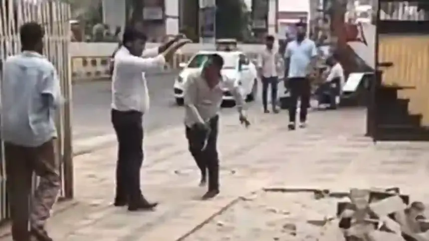 agra-nagar-nigam-cleaning-worker-senitary-inspector-fight-video-viral