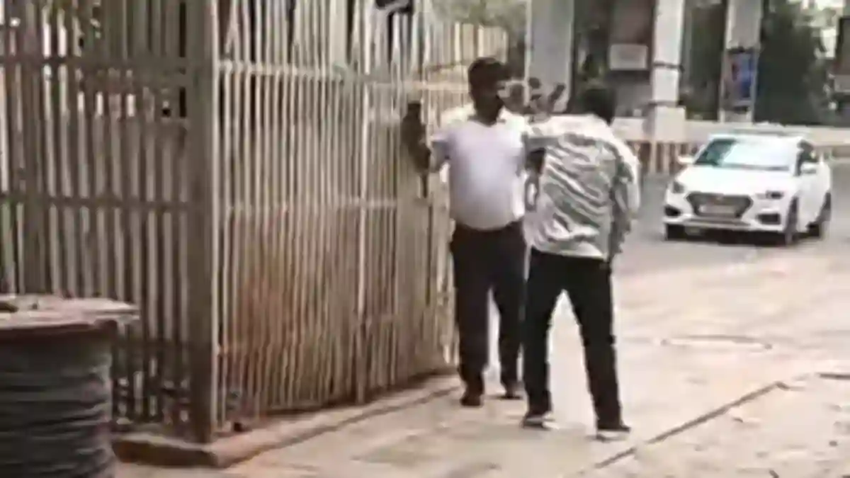 agra-nagar-nigam-cleaning-worker-senitary-inspector-fight-video-viral