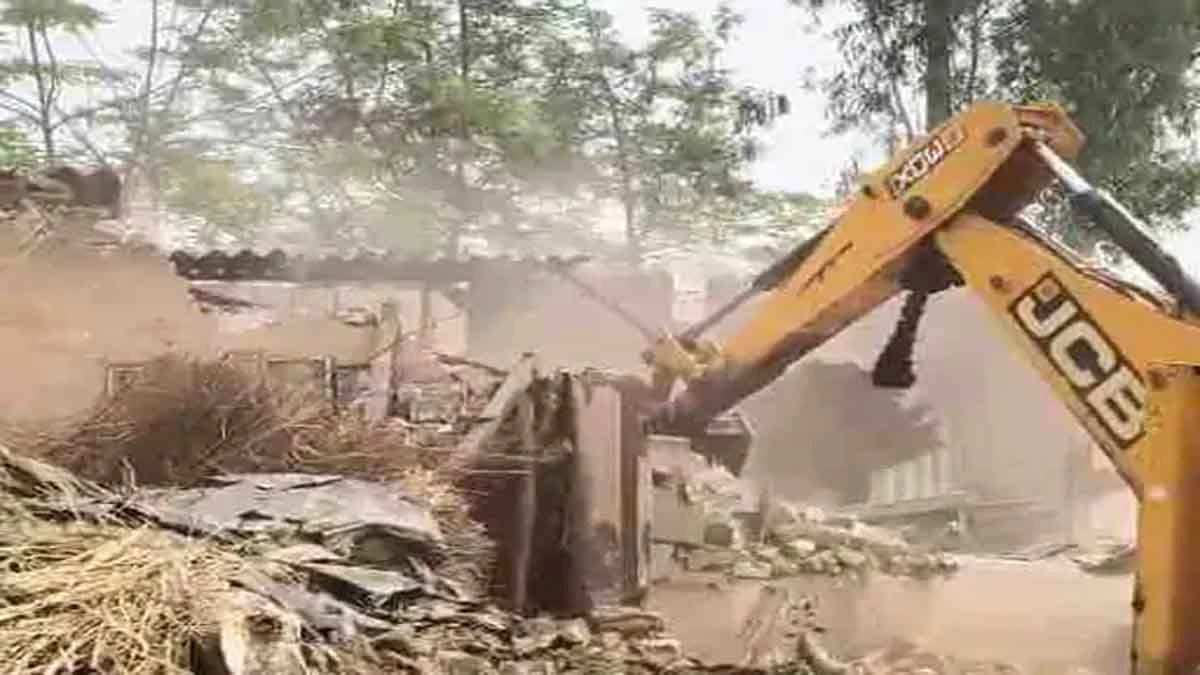 नशा तस्कर की प्रॉपर्टी ध्वस्त