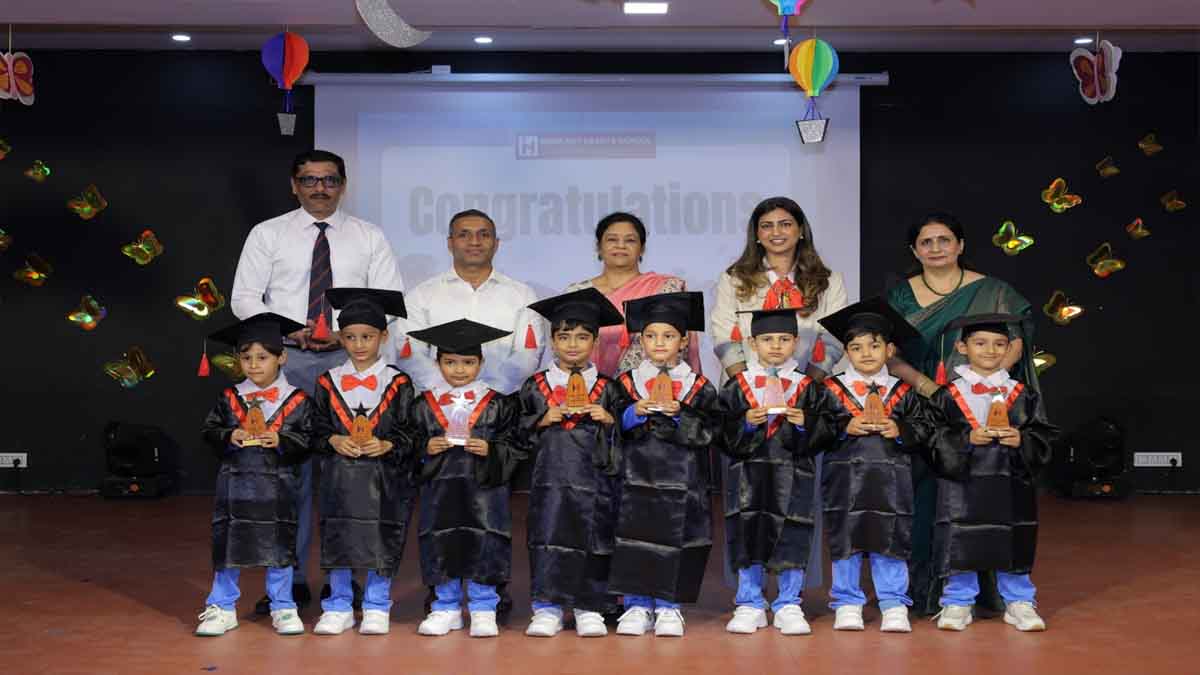 Innocent Hearts: इनोसेंट हार्ट्स के नन्हे ग्रेजुएट्स ने यू.के.जी ग्रेजुएशन समारोह में बढ़ाया एक बड़ा कदम