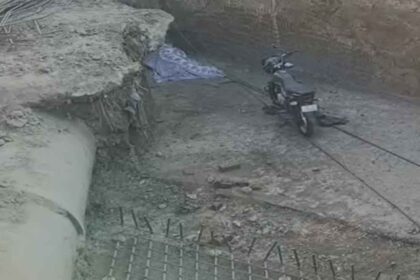 Jalandhar News: जालंधर में बाइक समेत गड्ढे में गिरा युवक, मौत