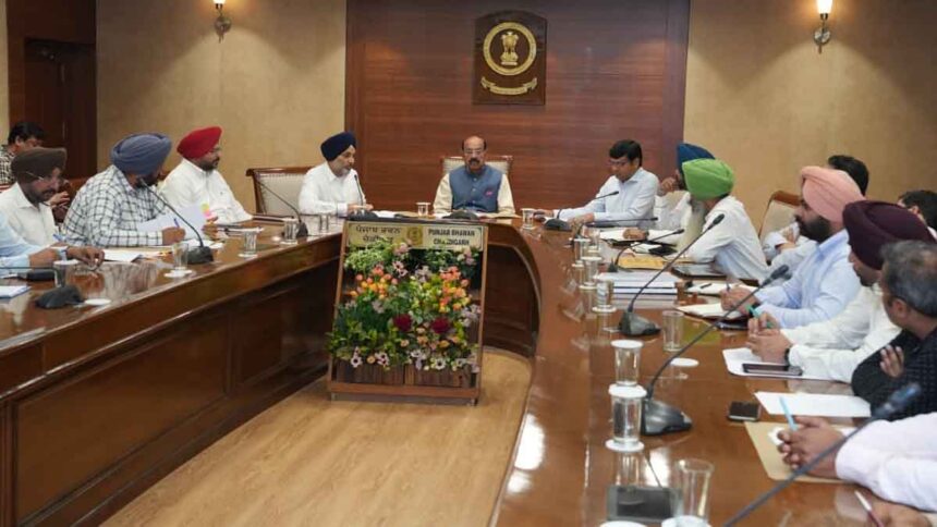 मोहिंदर भगत द्वारा बागवानी परियोजनाओं की प्रगति संबंधी अधिकारियों के साथ विशेष समीक्षा बैठक