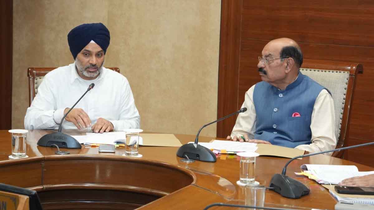 मोहिंदर भगत द्वारा बागवानी परियोजनाओं की प्रगति संबंधी अधिकारियों के साथ विशेष समीक्षा बैठक