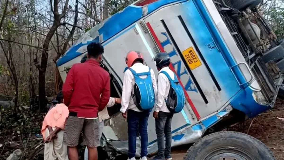 Bus Accident: सवारियों से भरी बस के साथ भयानक हादसा, 5 की मौत और 10 घायल