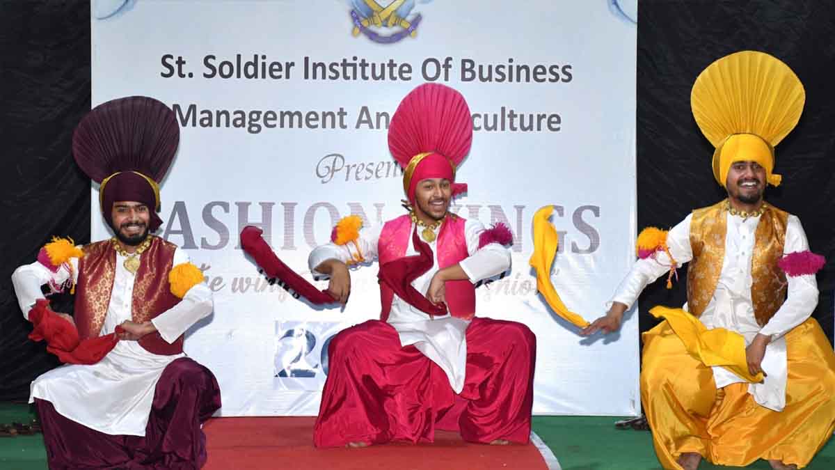 St Soldier News: सेंट सोल्जर इंस्टीट्यूट ऑफ़ बिज़नेस मैनेजमेंट एंड एग्रीकल्चर में फैशन शो “फैशन विंग्स” में आयोजित