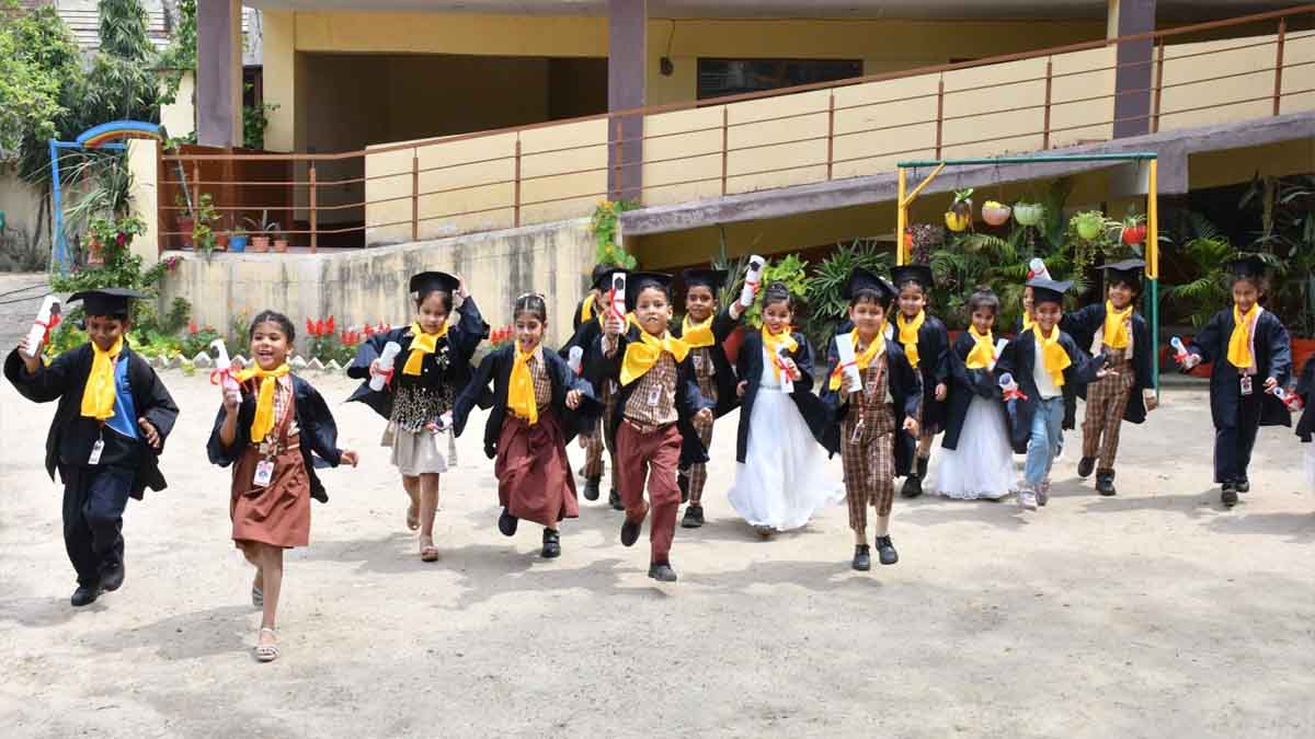 किंडरगार्टन ग्रेजुएशन समारोह आयोजित